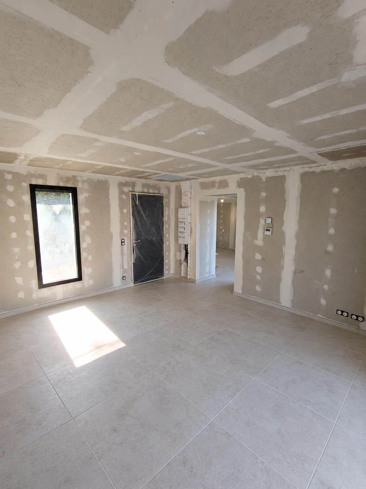 Préparation des supports dans une pièce en rénovation