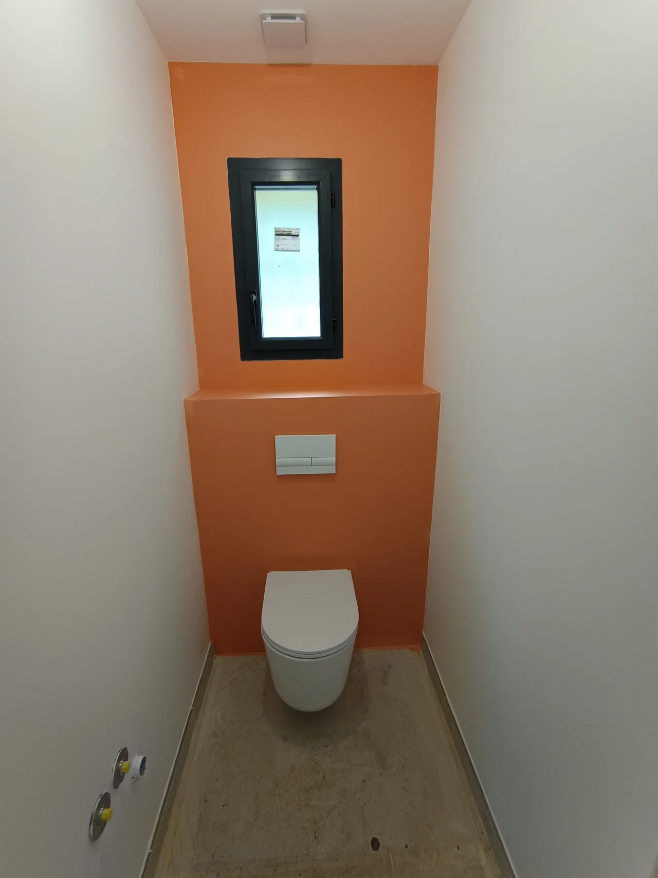 Mise en couleur orange dans un espace sanitaire