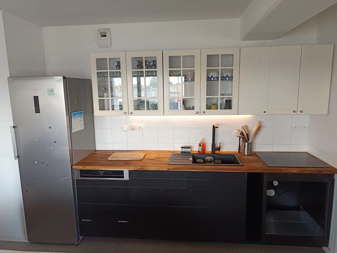 Cuisine avec façades contrastées et plan de travail en bois