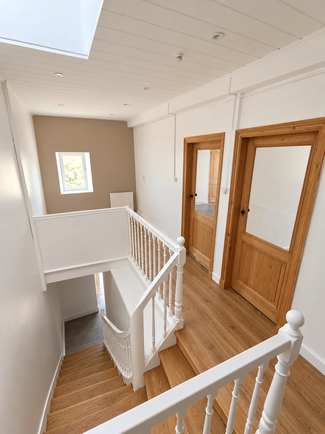 Escalier en bois et murs clairs dans une maison rénovée