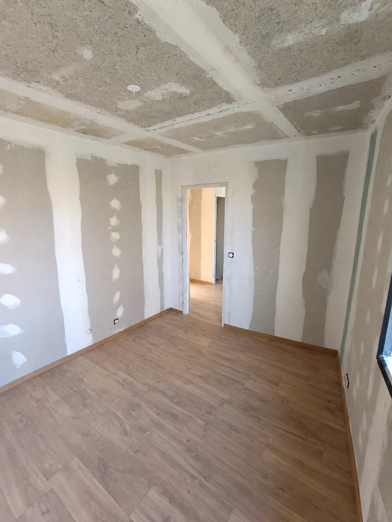 Préparation des murs et plafonds avant peinture