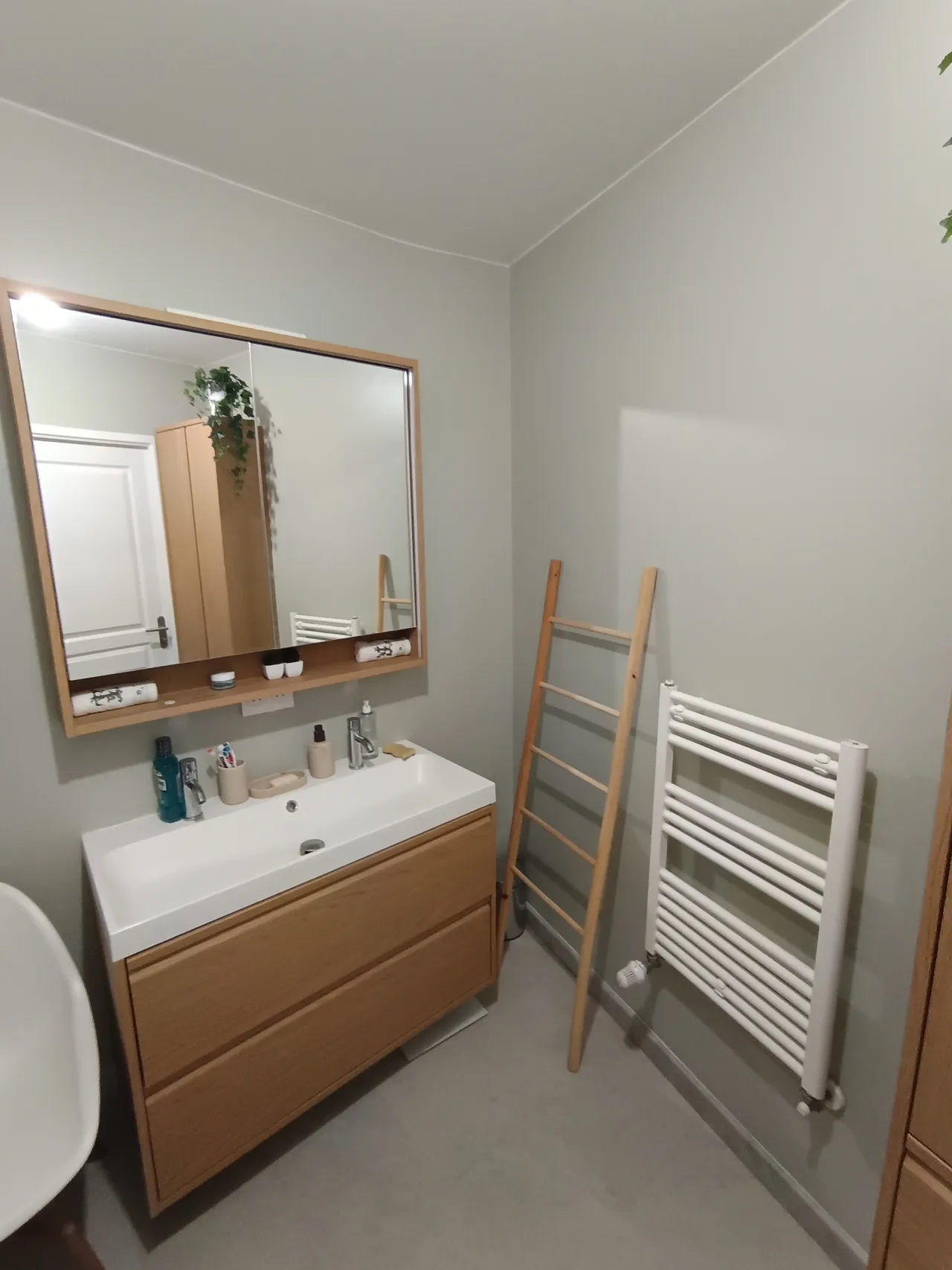 Salle de bain avec meuble vasque en bois et murs gris